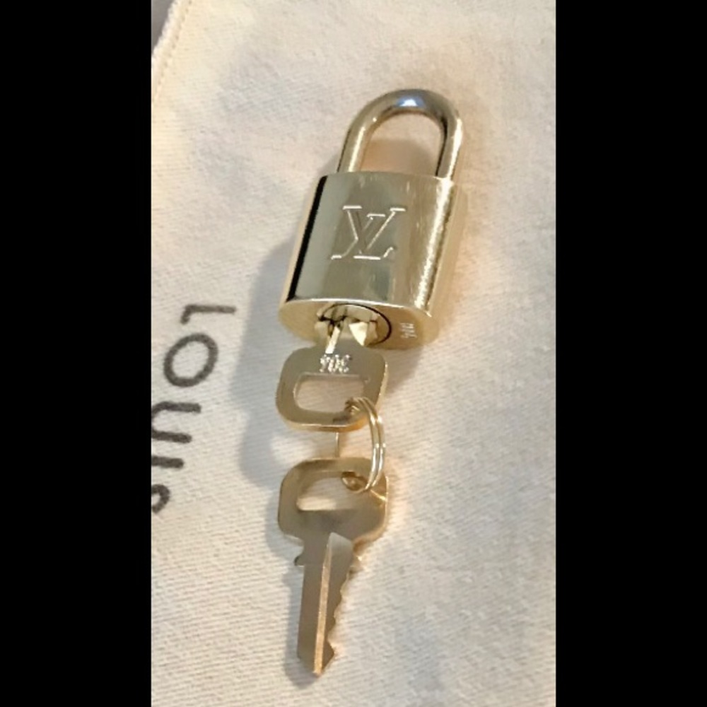 Authentic Louis Vuitton padlock and 2 keys like new